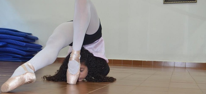 &ldquo;A dan&ccedil;a &eacute; a minha vida, n&atilde;o me imagino sem. Quando voc&ecirc; dan&ccedil;a, seu prop&oacute;sito n&atilde;o &eacute; chegar a determinado lugar. &Eacute; aproveitar cada passo do caminho&rdquo;, diz Carol &ndash; Foto: Glaucia Piovesan/Jornal da Nova